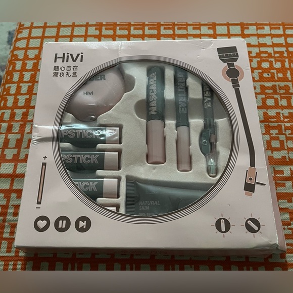 HiVi Makeup Gift Set - Picture 1 of 3